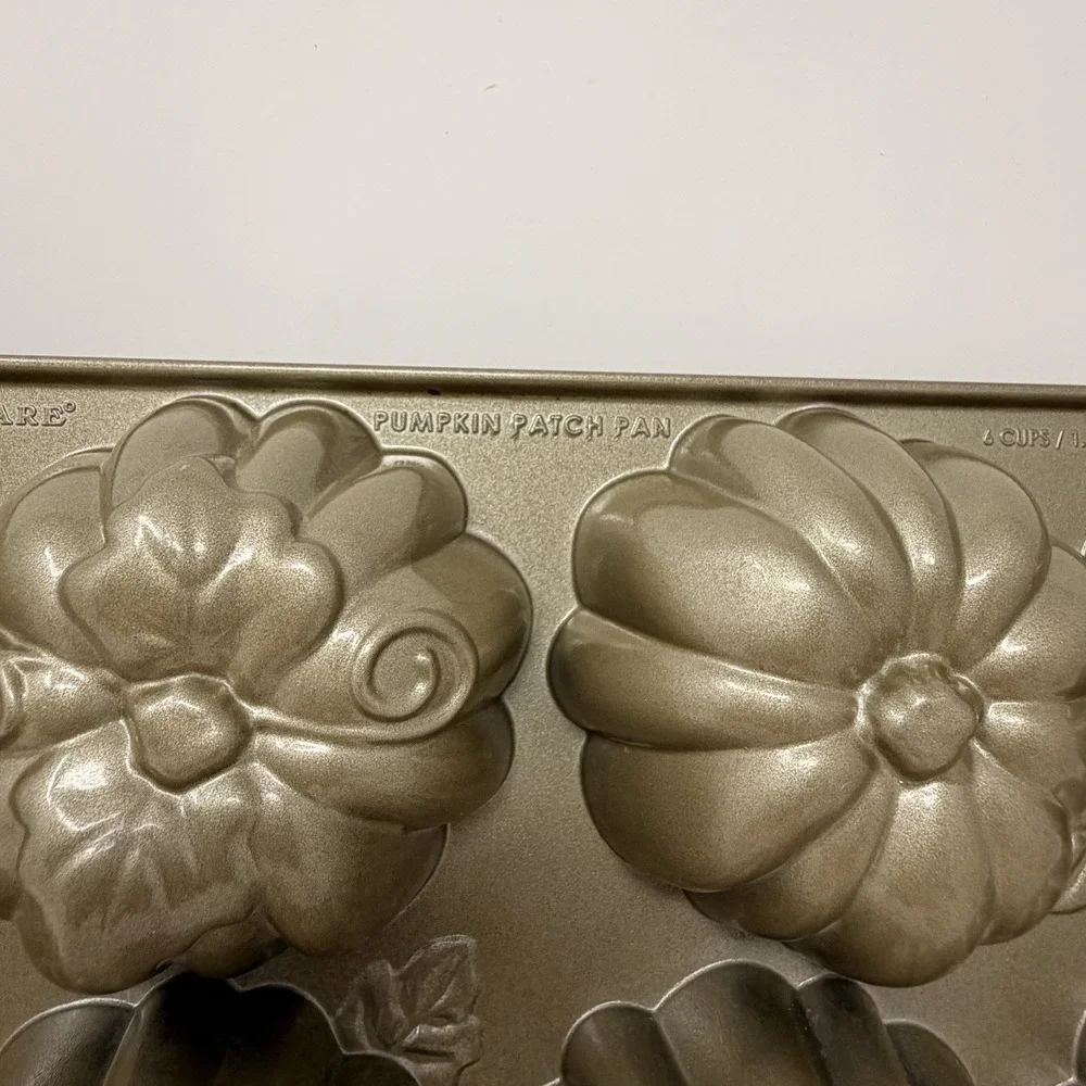 Williams-Sonoma Nordic Ware Cast Aluminum Pumpkin Patch Pan 12 NEW Mini Cakes